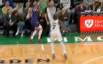 世界杯中国官方网站-还剩4分钟黄蜂领先绿军26分，绿军主力球员被替换下场