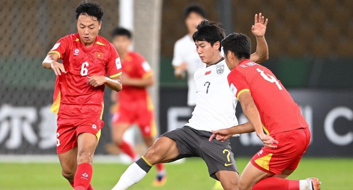 世界杯-从饱受质疑到一战成名，22岁国足新星用进球完成救赎，武磊接班人