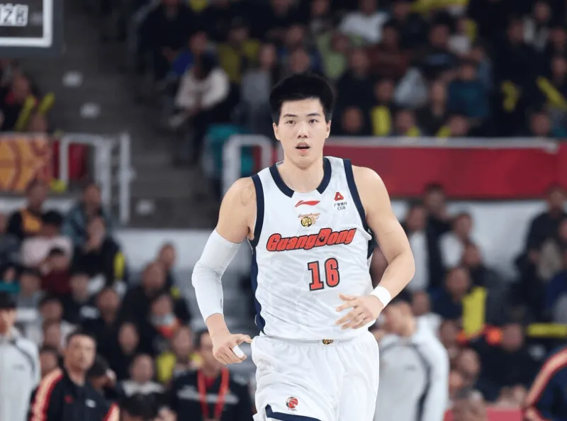 世界杯-本赛季季后赛焦泊乔场均出战2.8分钟，崔永熙场均出战15分钟